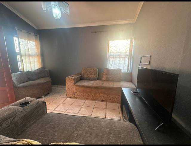 4 BEDROOM HOUSE FOR SALE IN NEWLANDS WEST